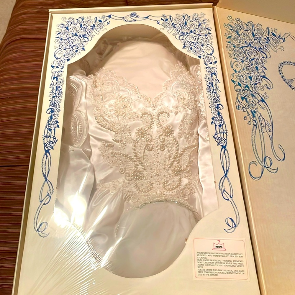 Wedding Dress. Size 6. White with Veil.
